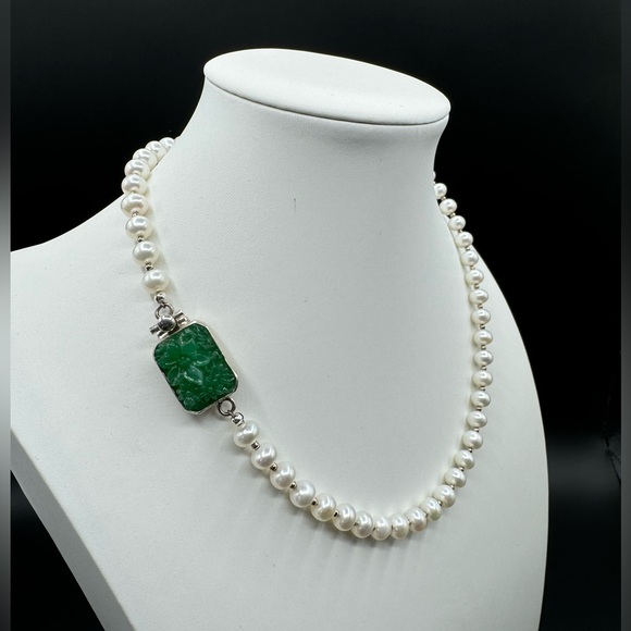 Freshwater pearl necklace with vintage green Japanese glass sterling box clasp - Picture 4 of 11